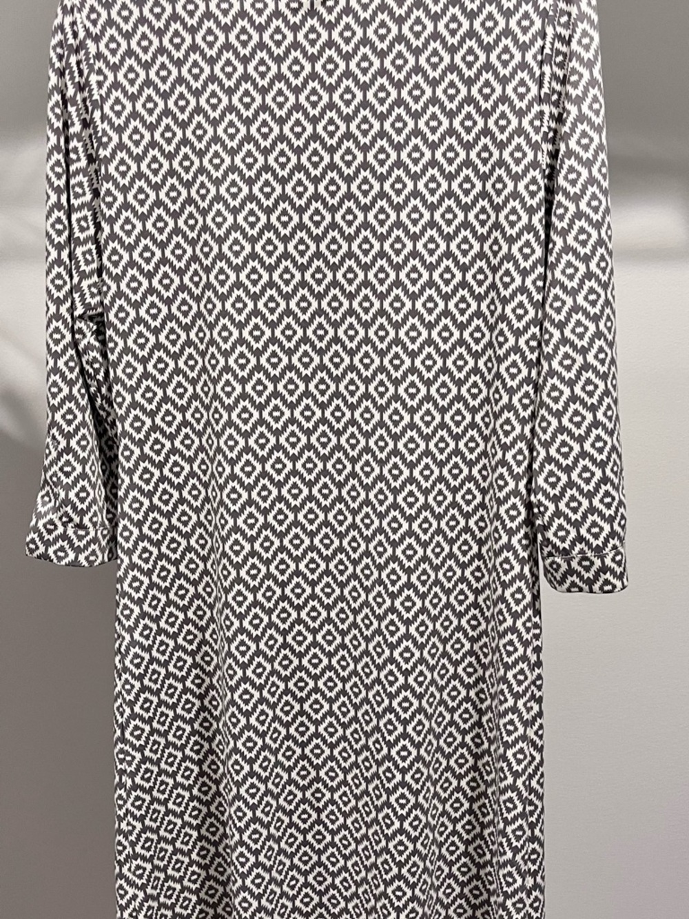Black & White Geometric Midi Dress with V-Neck - Picture 4 of 6